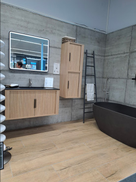 Meuble 2 porte avec colonne de rangement et baignoire îlot