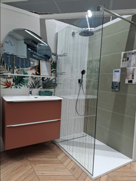 Douche avec receveur extra plat et meuble suspendu