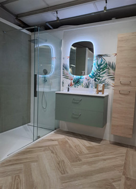 Douche et meuble de salle de bain suspendu avec colonne de rangement