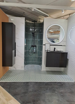 Douche et meuble de salle de bain suspendu avec colonne de rangement