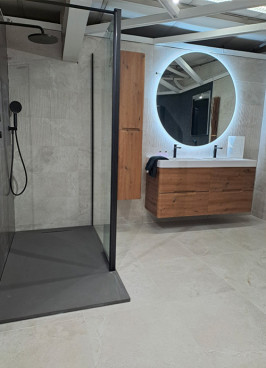 Douche avec receveur extra plat et meuble de salle de bain