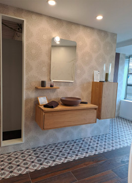Meuble suspendu avec vasque à poser et colonne de rangement