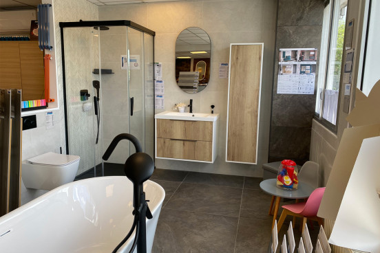 Meuble suspendu avec colonne de rangement, cabine de douche et wc suspendu 