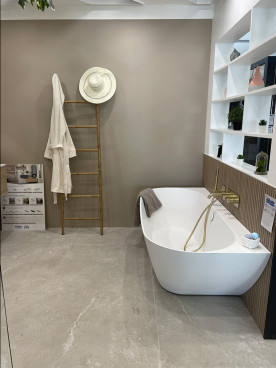 Baignoire avec robinetterie encastrée