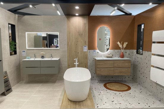 Baignoire d'angle avec une douche italienne