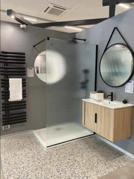 Meuble de salle de bain suspendu avec 2 porte, une douche italienne et un sèche serviette