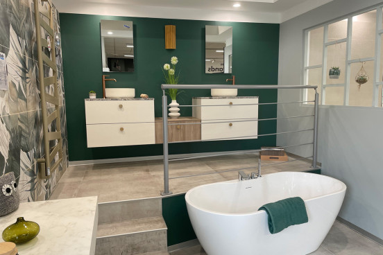 Baignoire îlot et double meuble de salle de bain simple vasque