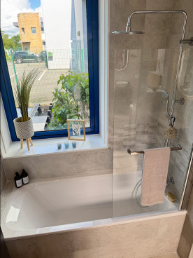 Baignoire avec porte de baignoire