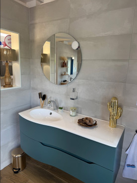 meuble avec une vasque à gauche et un miroir