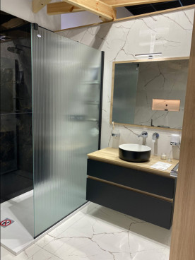 Douche avec receveur extra plat et meuble avec vasque à poser