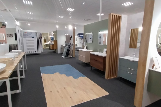 Meuble de salle de bain, vasque à poser et carrelage