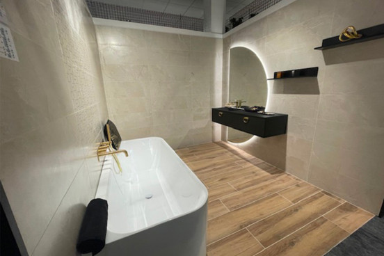 Salle de bain avec baignoire