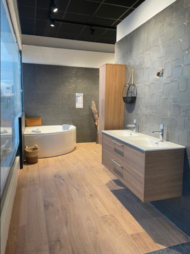 Salle de bain avec meuble suspendu baignoire d'angle et colonne de rangement