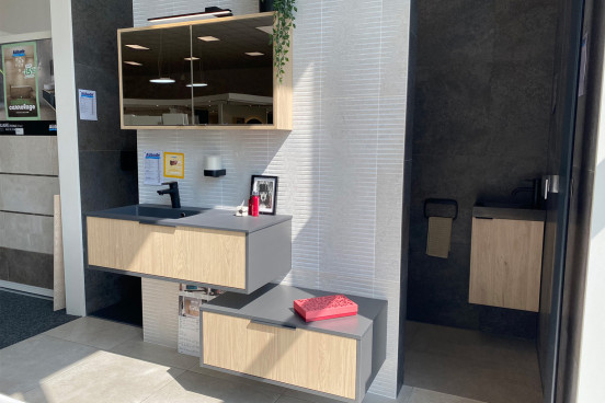 Meuble asymétrique avec armoire de toilette