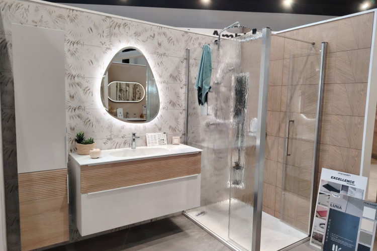 salle de bains avec ensemble de meuble suspendu et douche