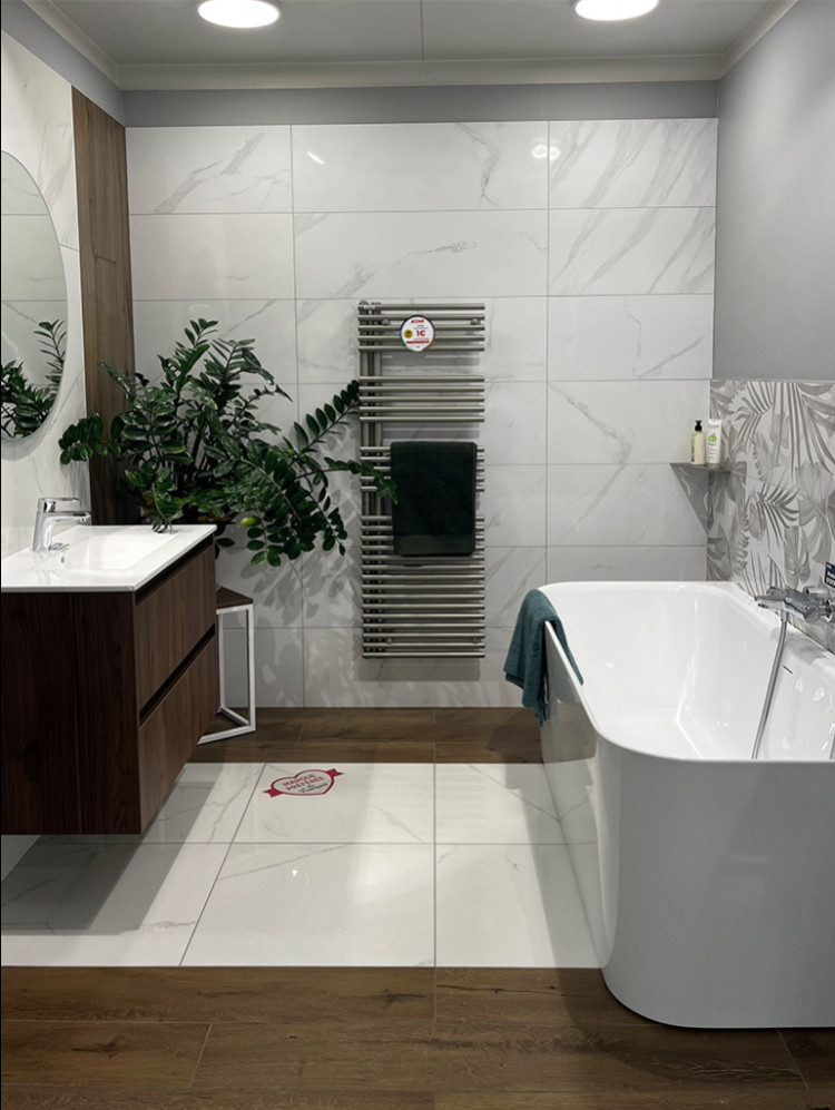Baignoire semi îlot avec sèche serviette et meuble