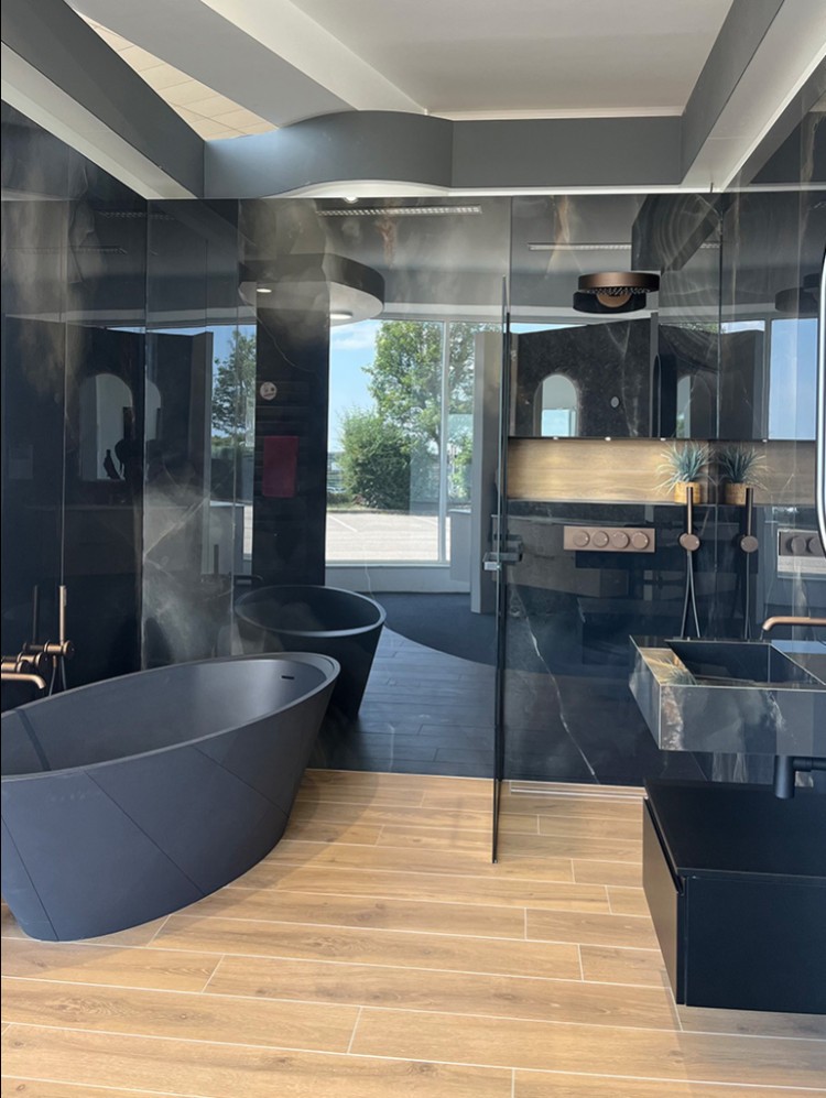 Baignoire îlot noire et douche à l'italienne