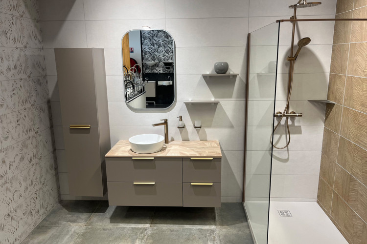 Meuble avec vasque à poser et colonne de rangement