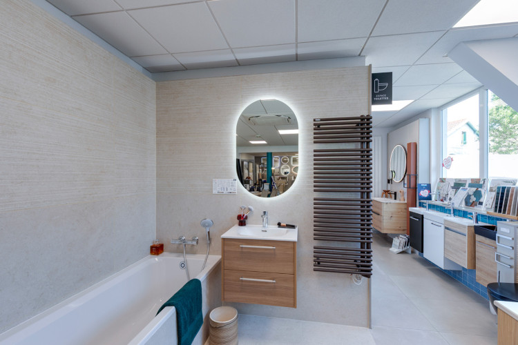 Meuble suspendu, baignoire et sèche serviette
