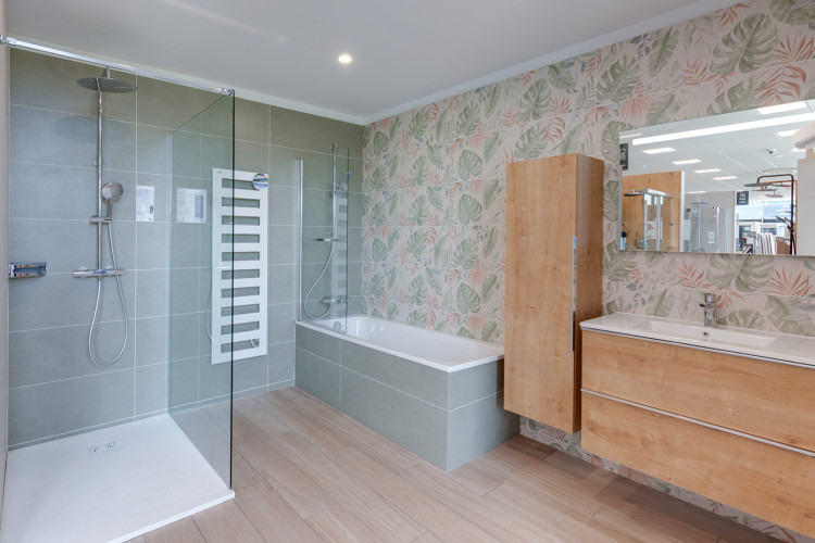Salle de bain complète avec douche, baignoire et meuble