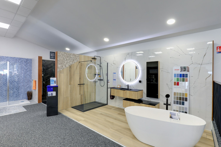 Salle de bain complète avec baignoire ilôt