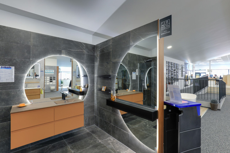 Meuble avec vasque à droite et miroir asymétrique