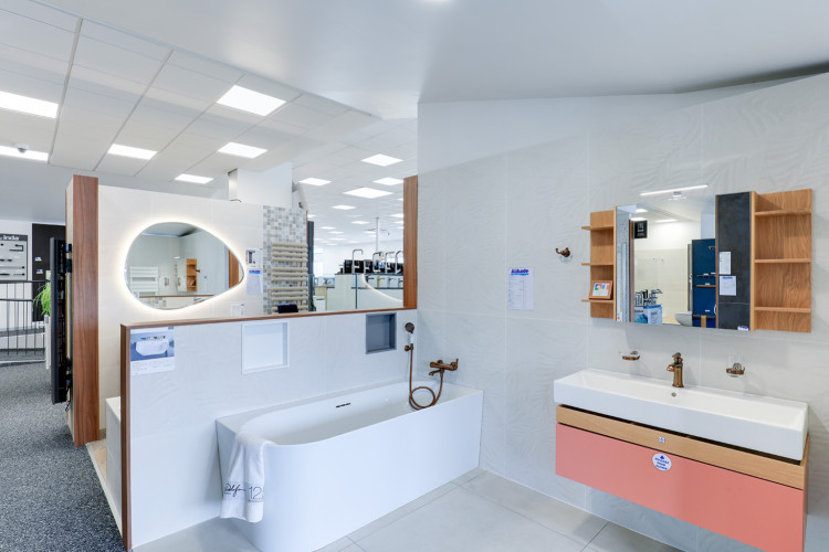 Baignoire et meuble de salle de bain avec armoire de toilette