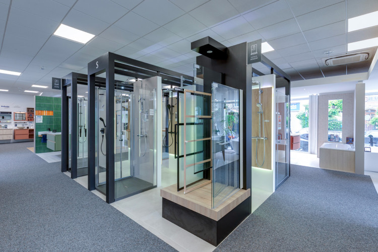 Meuble suspendu avec colonne de rangement