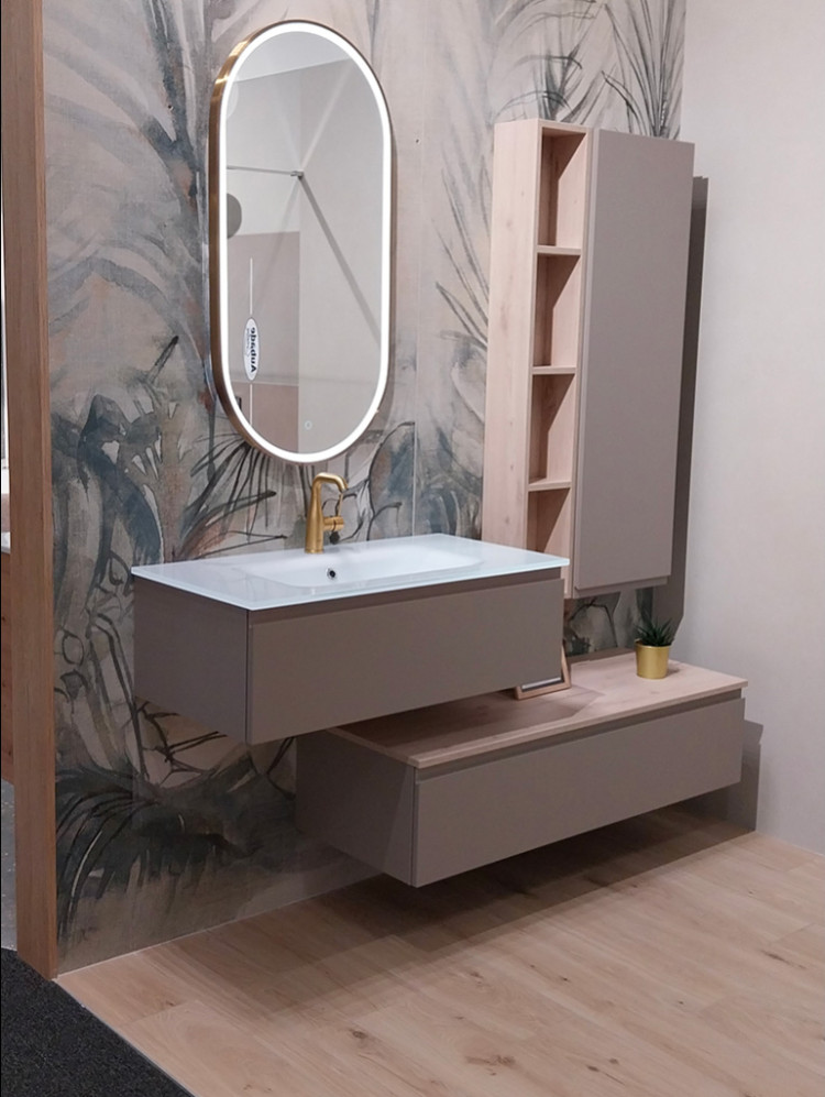Meuble de salle de bain décalé avec colonne de rangement