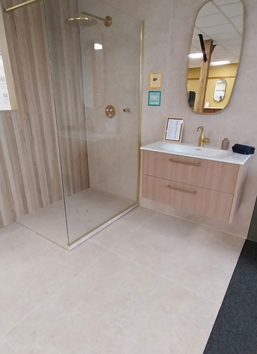 Douche avec receveur plat et meuble suspendu