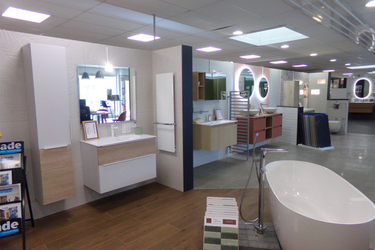 Baignoire avec meuble de salle de bain suspendu