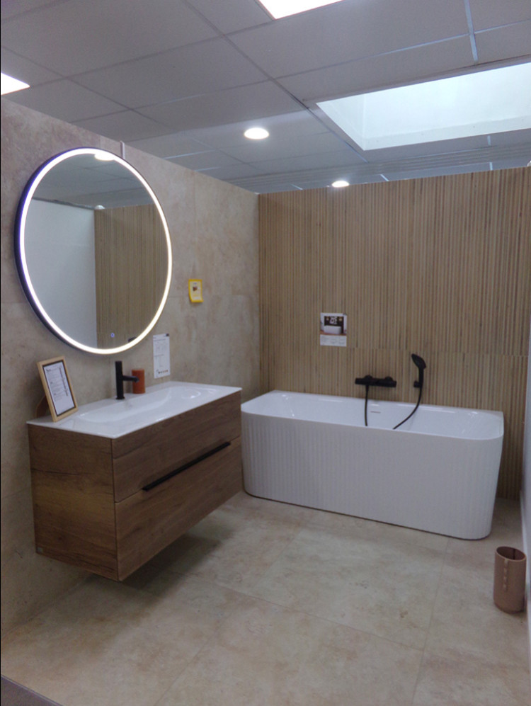 Baignoire avec robinetterie encastrée