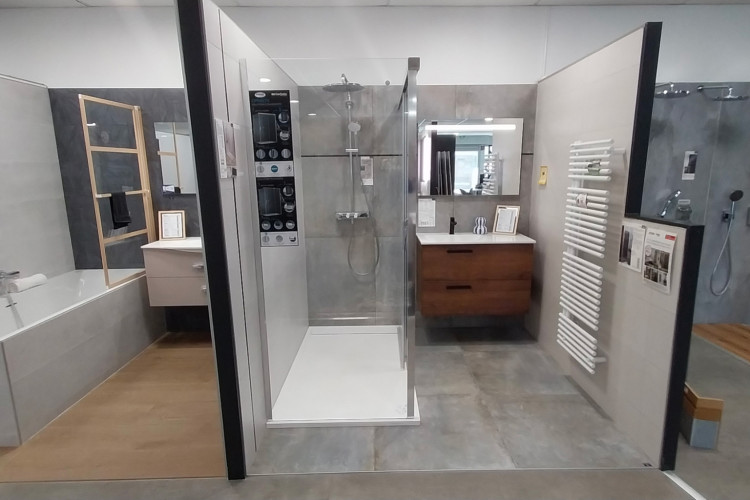 Douche avec receveur extra plat, sèche serviette et meuble 