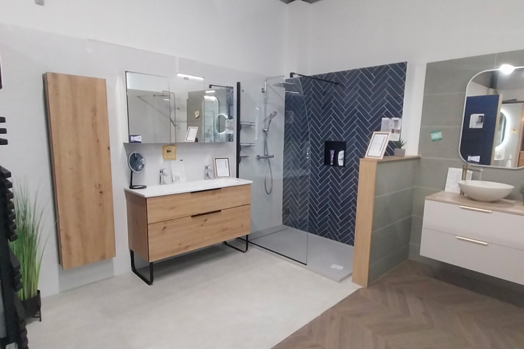 Meuble de salle de bain avec colonne de rangement