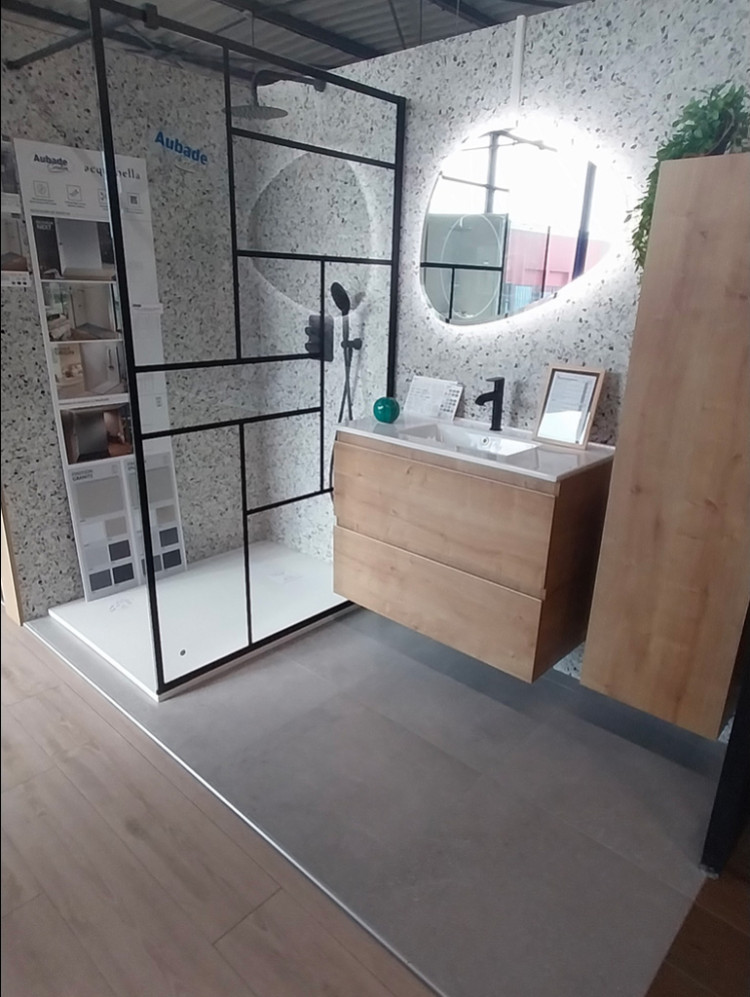 Douche avec parois et meuble avec colonne de rangement