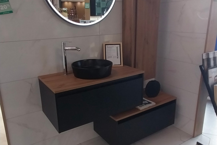 Meuble de salle de bain asymétrique avec colonne de rangement