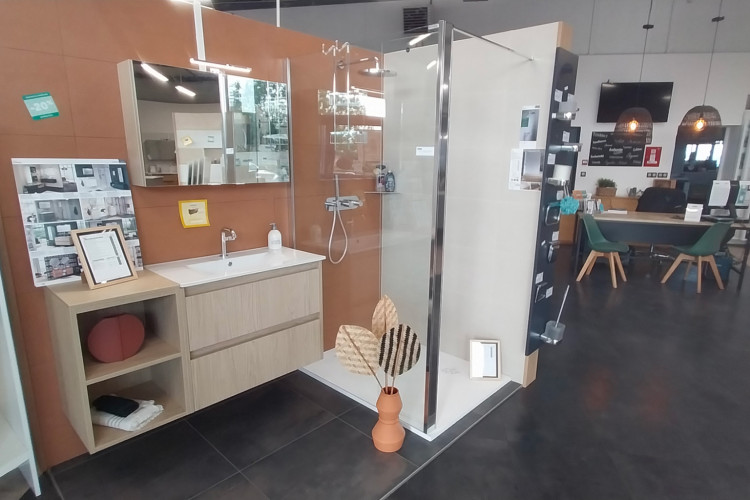 Receveur de douche extra plat et meuble suspendu avec niche