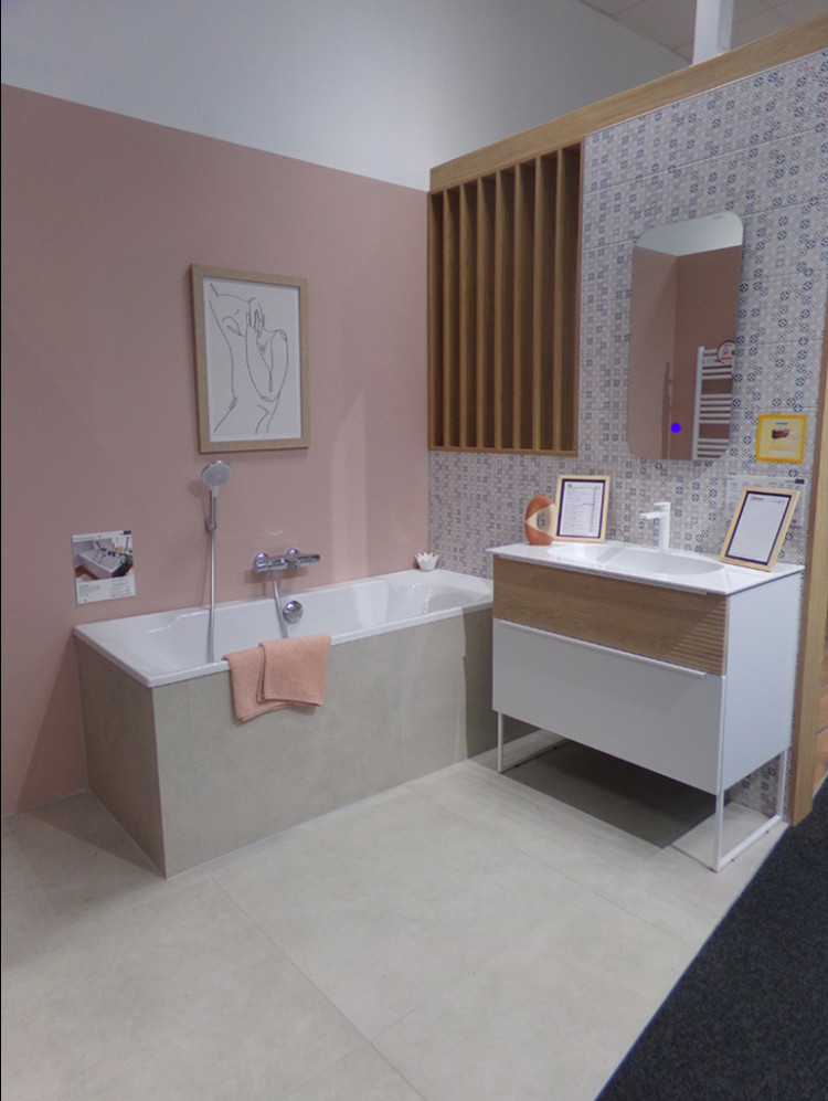 Salle de bain avec baignoire et meuble 2 tiroirs