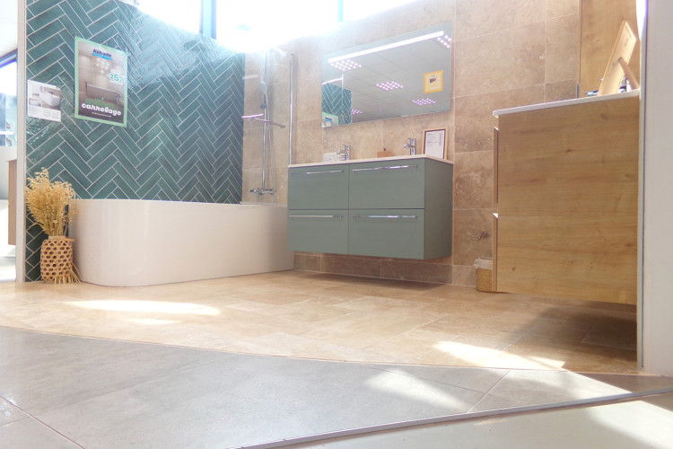 Salle de bain avec baignoire et meuble suspendu