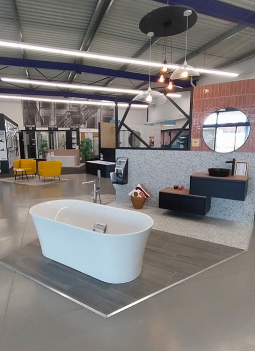 Baignoire îlot avec sèche serviette et toilettes