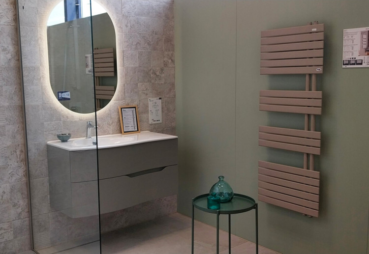 Meuble double tiroirs avec une vasque et un sèche serviette