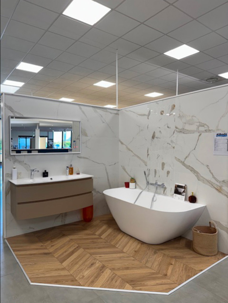 Meuble de salle de bain suspendu avec baignoire îlot