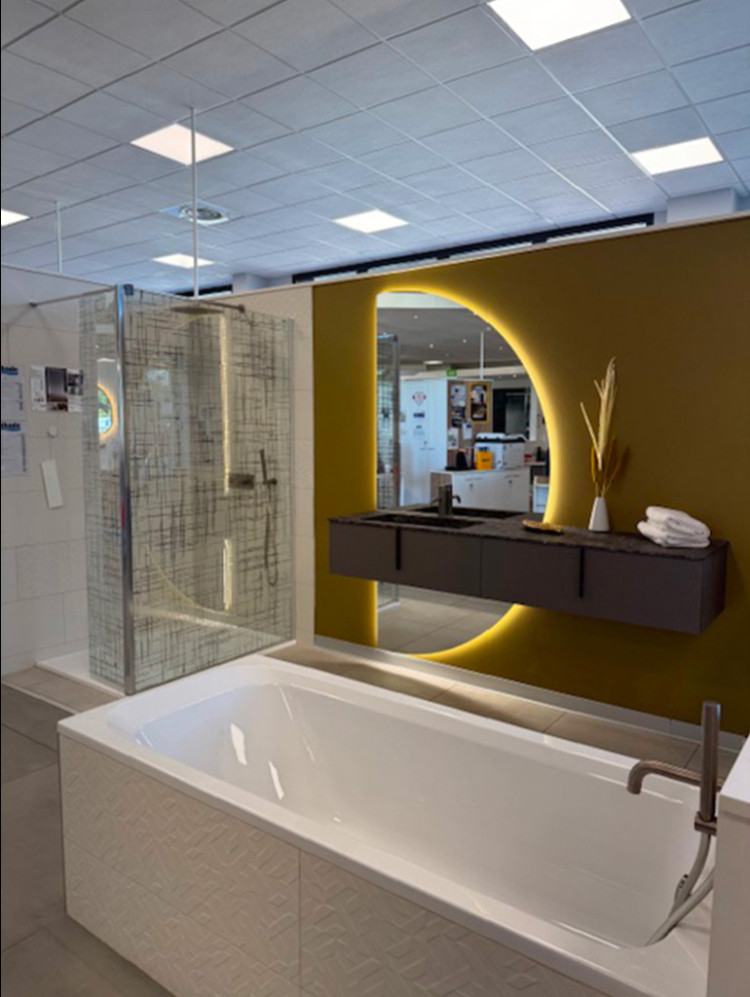 Salle de bain avec baignoire, douche et meuble suspendu