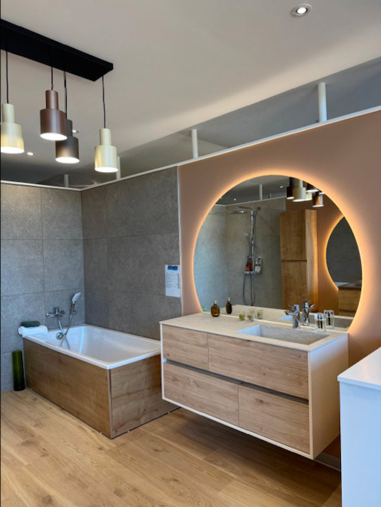 Meuble suspendu avec baignoire et miroir
