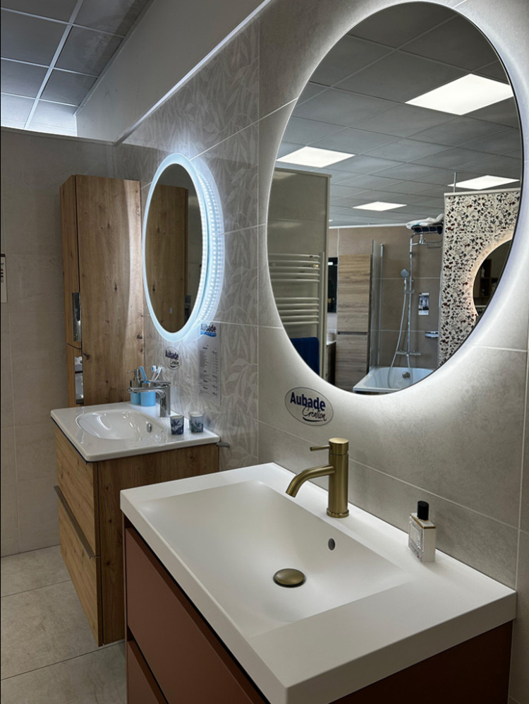 Meuble de salle de bain avec colonne de rangement