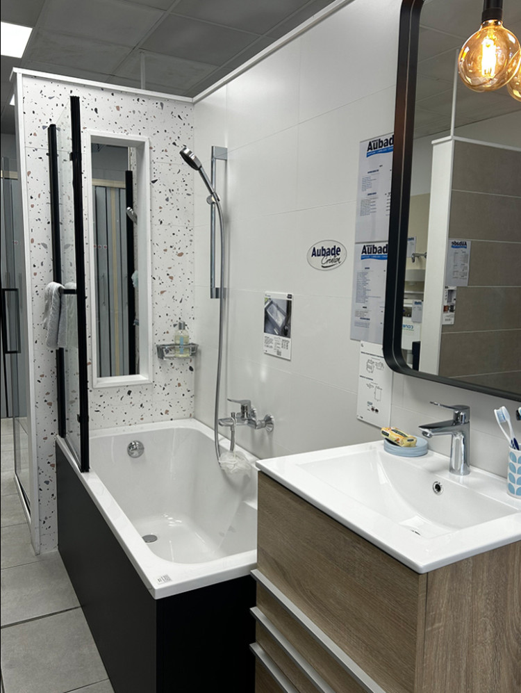 Baignoire avec robinetterie encastrée