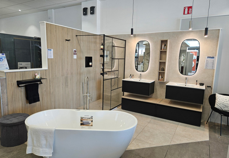 Baignoire îlot et double meuble de salle de bain