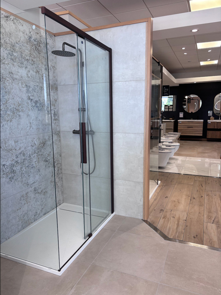 Douche avec receveur extra plat et paroi