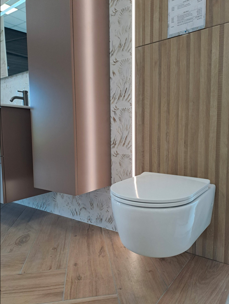 WC suspendu avec colonne de rangement