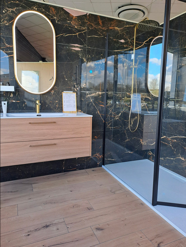 Meuble de salle de bain suspendu avec douche
